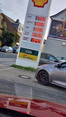 Liàm Matthew TS GmbH Shell Station