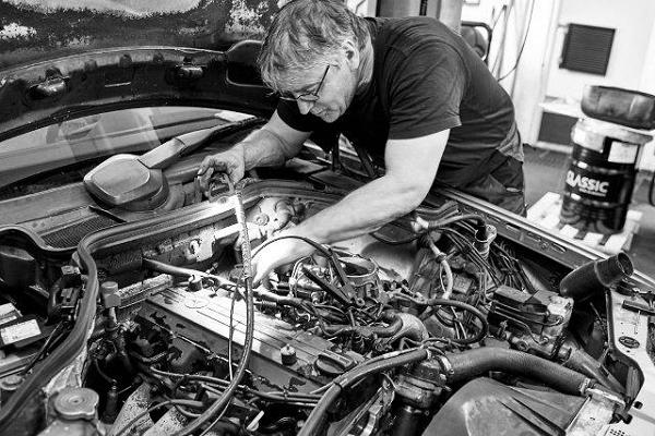 Autodienst am Dreiecksplatz, Ralph Jensen